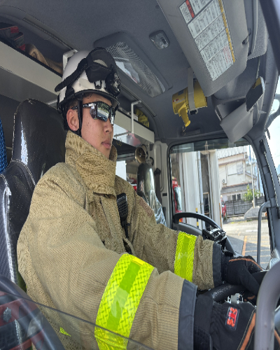 消防車両運転時のサングラス着用イメージ写真