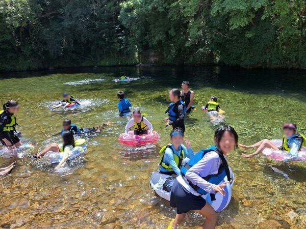 デイキャンプ中、楽しそうに泳いでいる写真です。