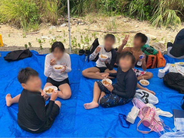 デイキャンプの昼食、カレーを食べている写真です。