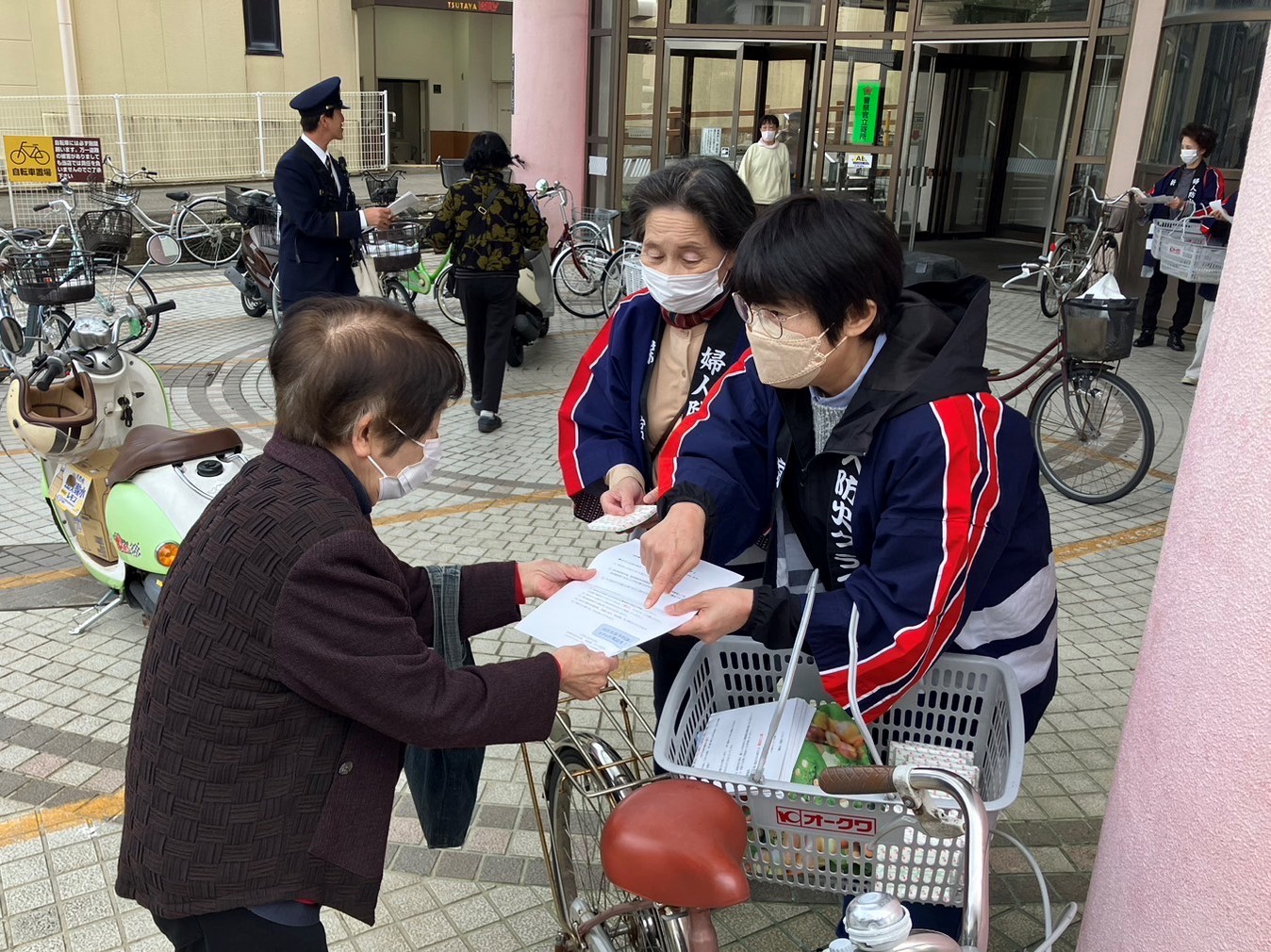 街頭啓発で住宅用火災警報器設置を広報している写真です。