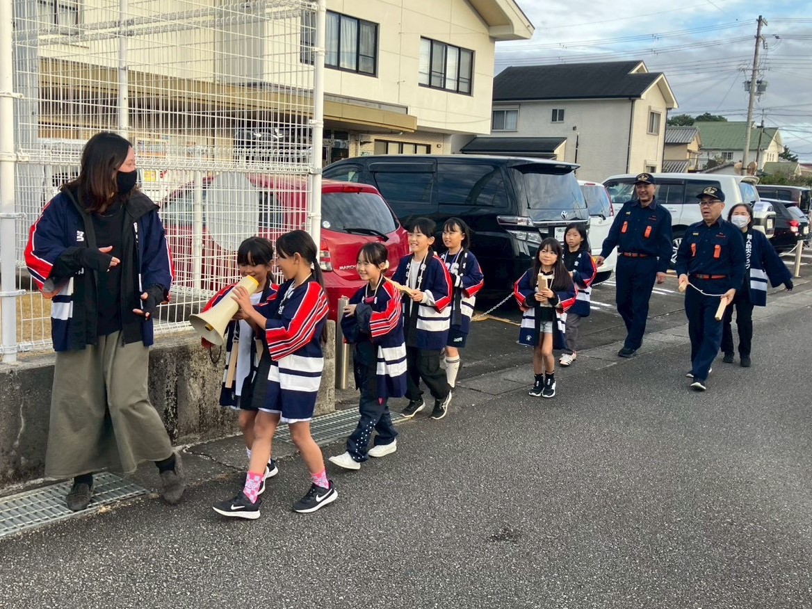 こどもたちと防火広報を行っている写真です。