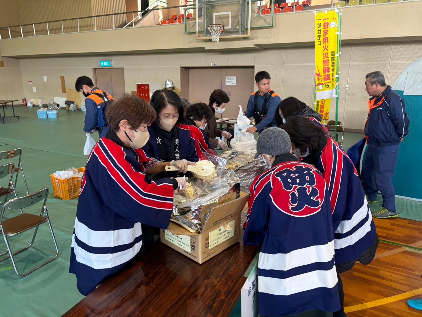 非常食の炊き出し訓練を行っている写真です。
