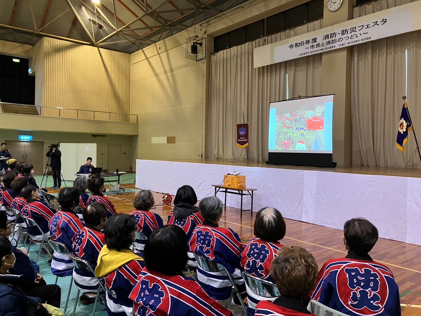 防災研修で地震の研修を行っている写真です。