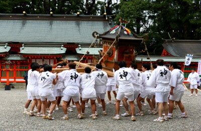 祭の男衆たちの写真