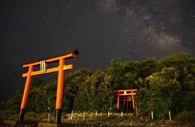 孔島の鳥居と天の川の写真