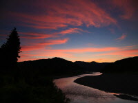 夕映えの熊野川の写真