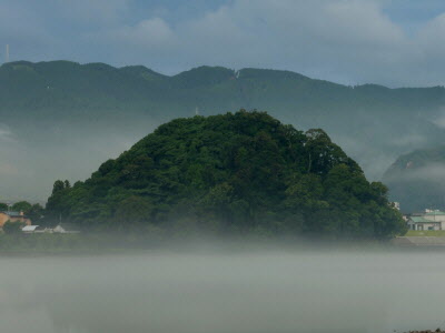 朝霧の蓬莱山と千穂ヶ峰の写真