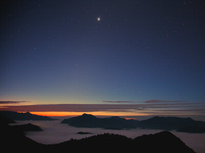 夜明けの雲海と星の画像