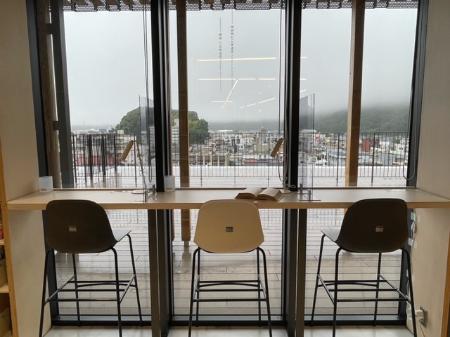 雨の日の図書館