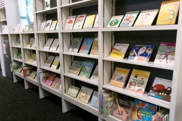 児童書の展示コーナーの写真