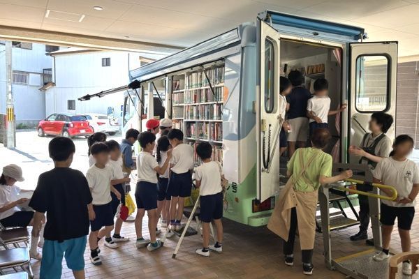 なかよし号に集まる小学生たち