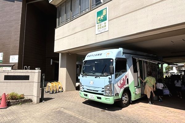神倉小学校に到着したなかよし号