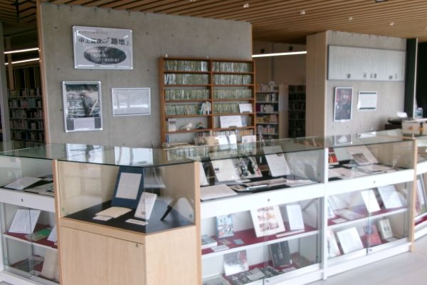 図書館内の中上健次コーナー