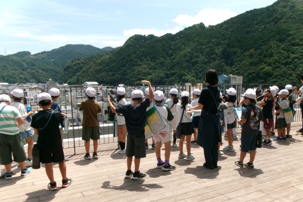 デッキを見学する三輪崎小学校の児童