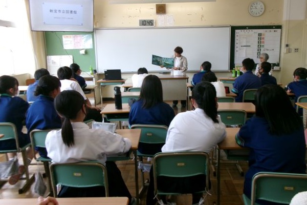 光洋中での出張おはなし会の様子
