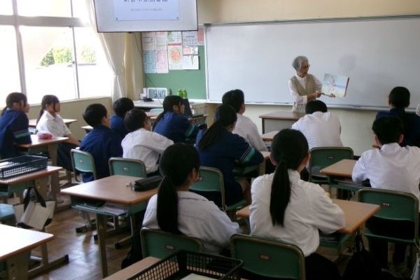 光洋中での出張おはなし会の様子