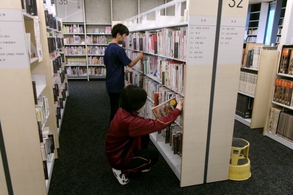 職場体験で書架整理をする中学生