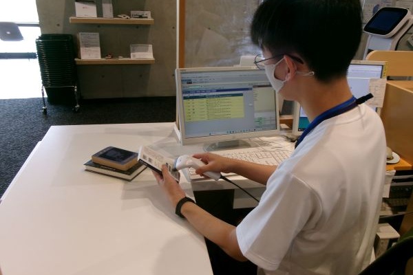 職場体験でカウンター業務をする中学生