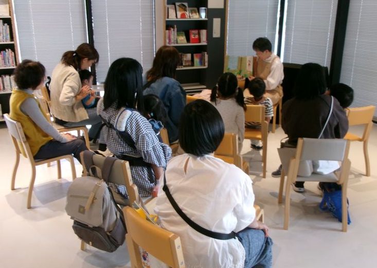 5月のおはなしかい（にこにこ）のようす